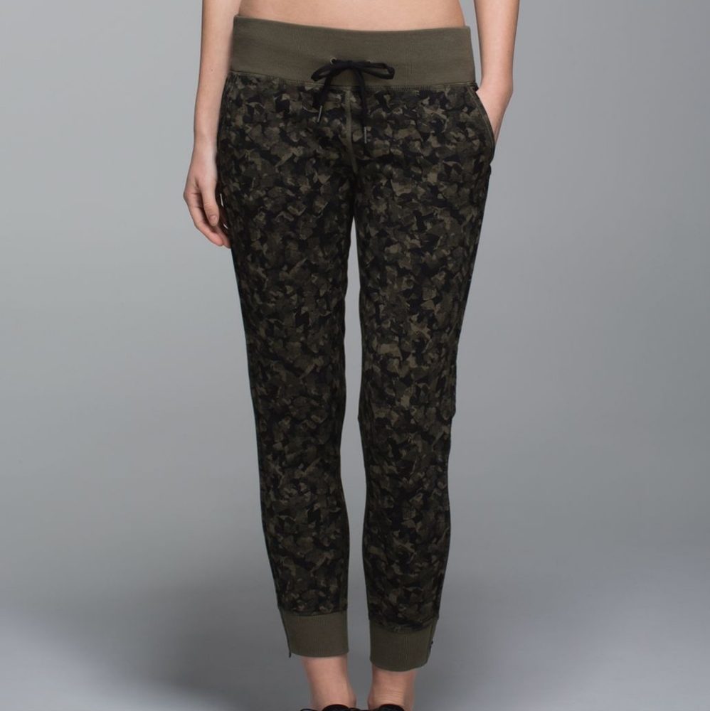 Lululemon Size 6 No Sweat Pant Mystic Jungle Fatigue Green Black / Fatigue Green